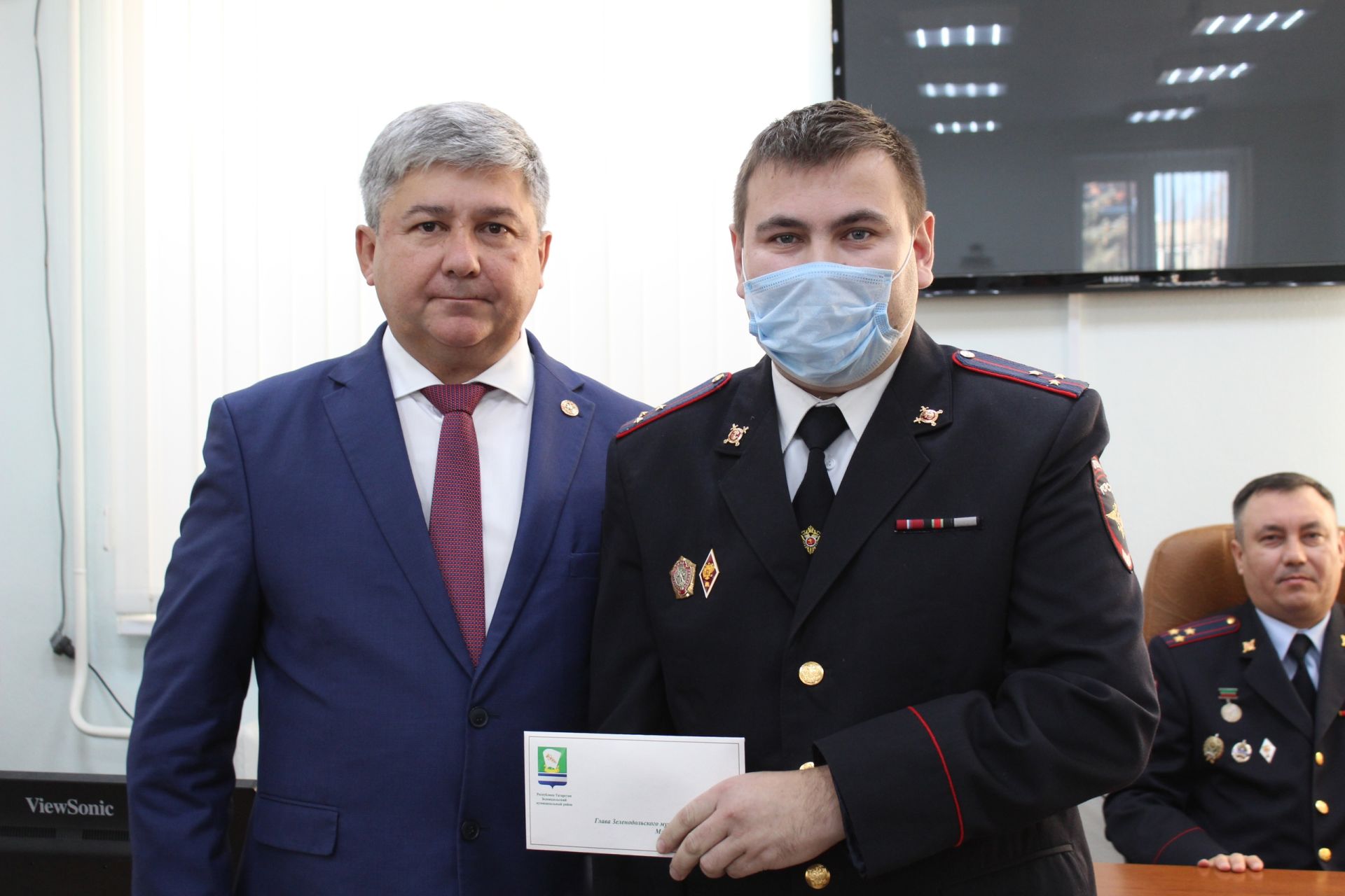 Михаил Афанасьев полициянең участок уполномоченныйларын һөнәри бәйрәмнәре белән котлады