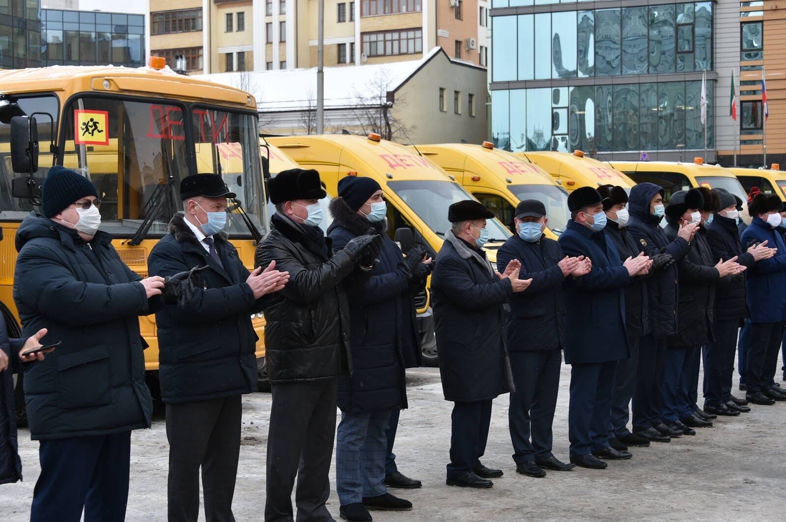 Рөстәм Миңнеханов Яшел Үзән районына мәктәп автобусын тапшырды