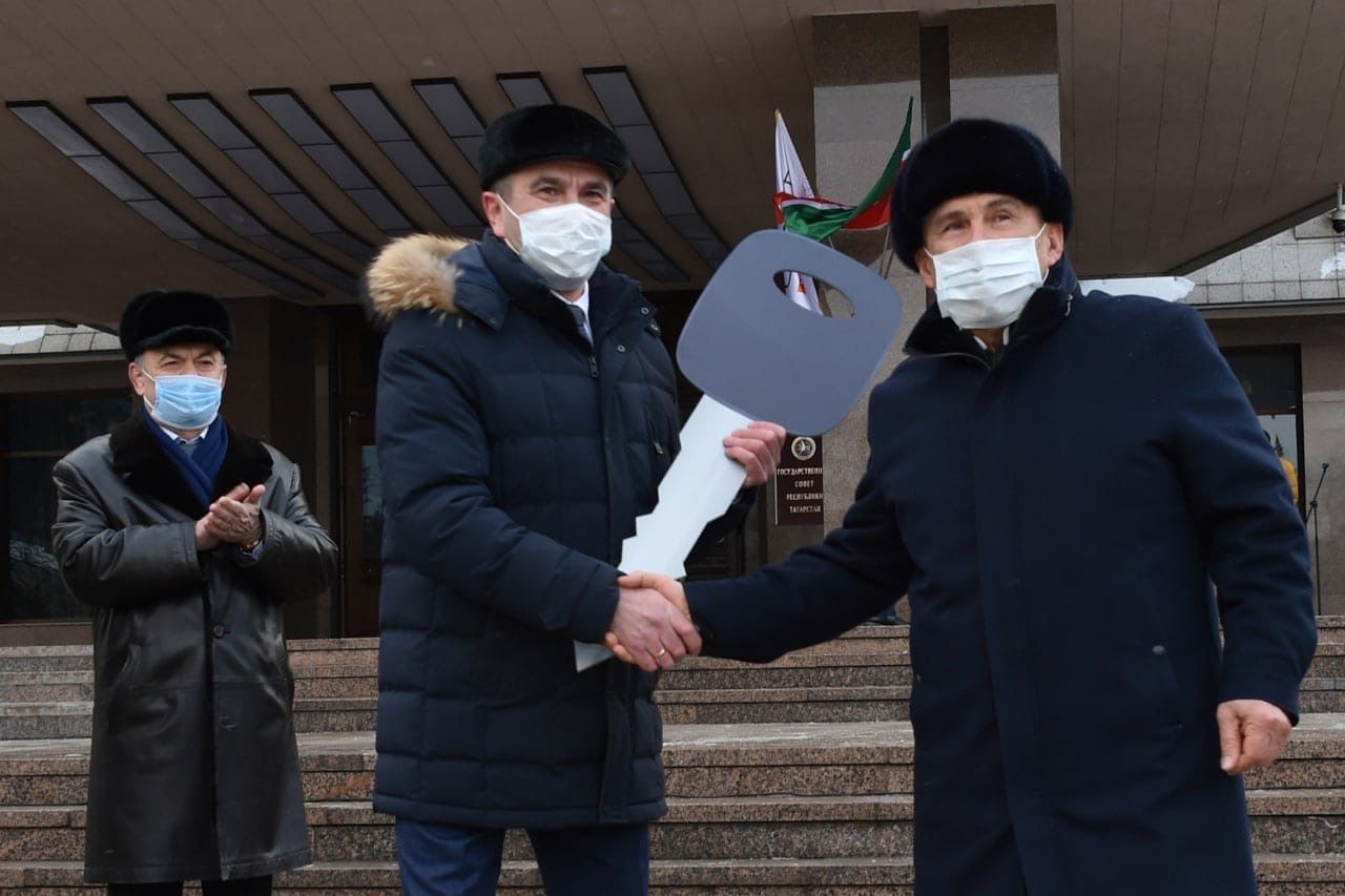 Рөстәм Миңнеханов Яшел Үзән районына мәктәп автобусын тапшырды