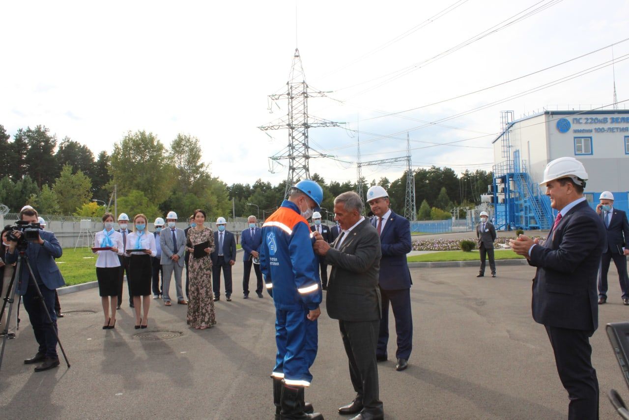 Рөстәм Миңнеханов «Зеленодольская» электр подстанциясе хезмәткәрләренә дәүләт бүләкләре тапшырды