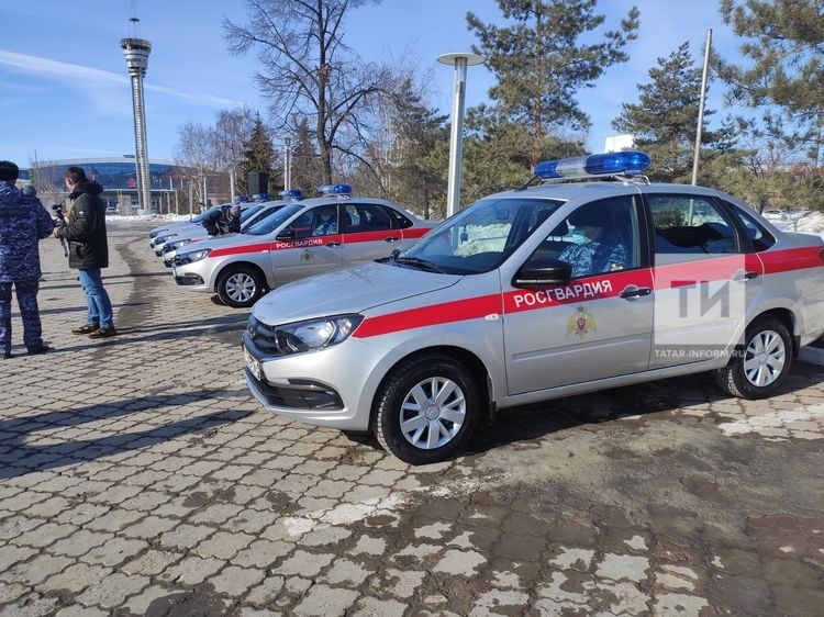 Рөстәм Миңнеханов росгвардиячеләргә 40 яңа автомобиль ачкычлары тапшырды