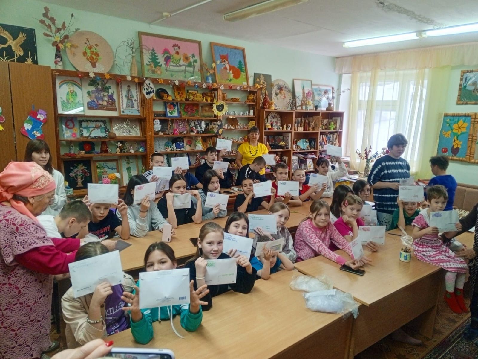 Норлат балалары хәрбиләргә рәхмәт белдерә