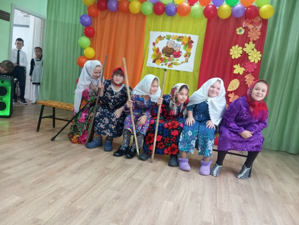 Бишнә мәктәбендә Өлкәннәр көненә багышланган бәйрәм узган