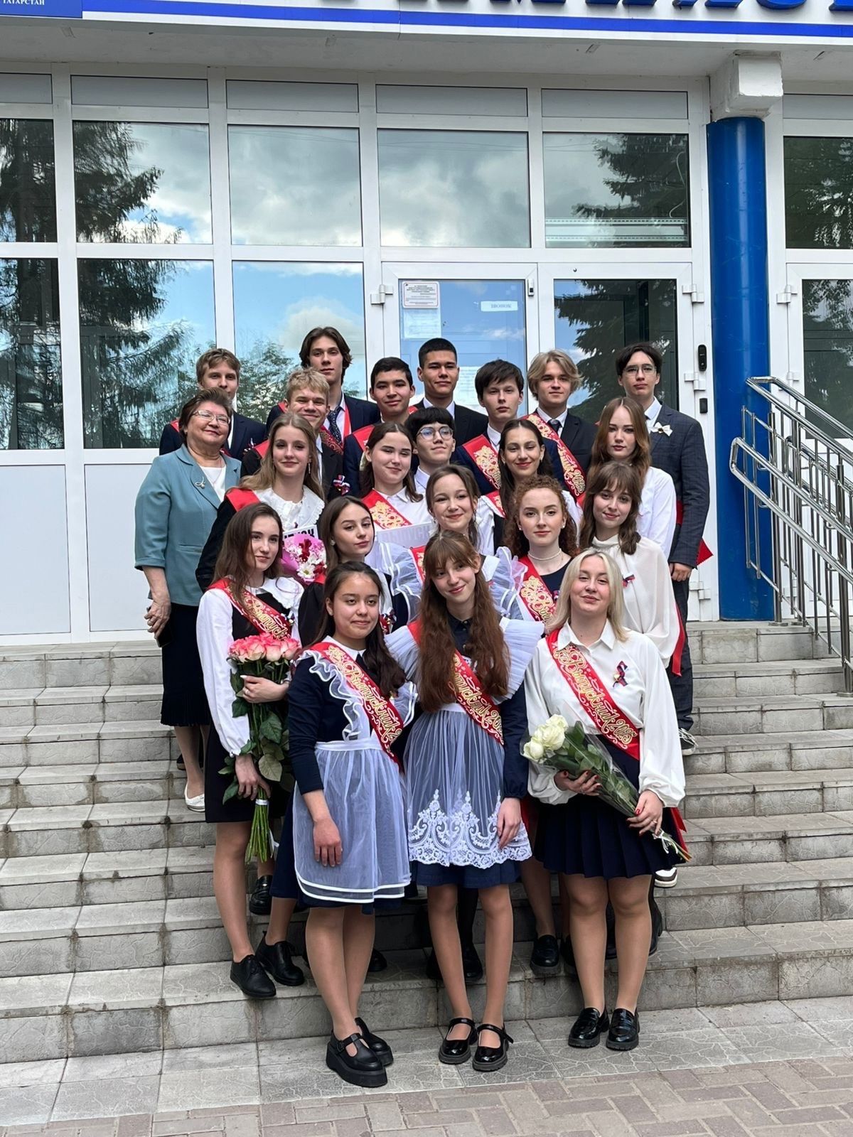 Соңгы тапкыр чыңлый бу кыңгырау, соңгы тапкыр дәшә дәрескә. Быел Яшел Үзәндә 9 һәм 11нче сыйныфны 436 укучы тәмамлый