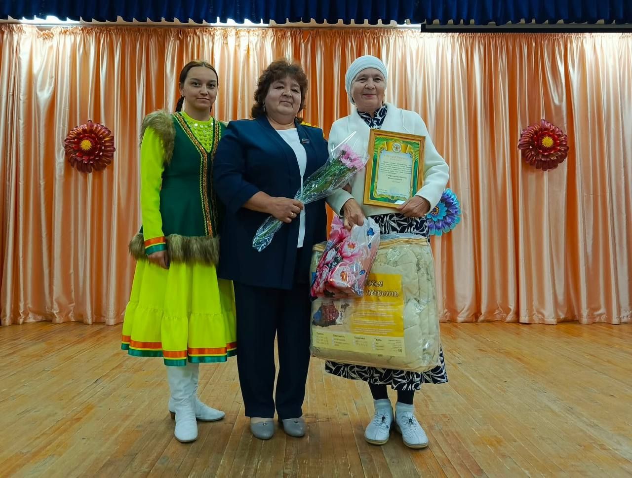 Олы Яке авылы мәдәният йортында Өлкәннәр көненә багышланган матур бәйрәм чарасы узды