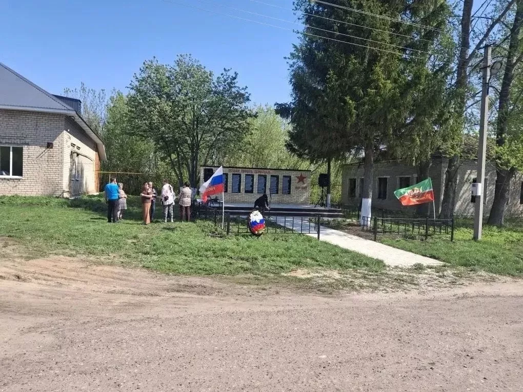 Косякау авылында да халык Бөек Ватан сугышында катнашучылар истәлегенә салынган һәйкәл янына җыелды