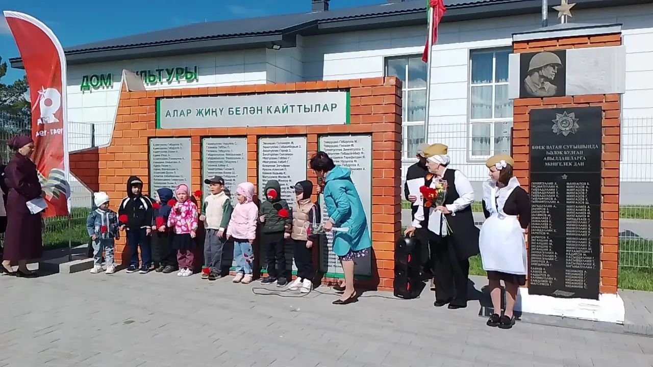 «Гөлчәчәк»  балалар бакчасына йөрүчеләр Олы Ачасырда «Батырлар онытылмый» дип исемләнгән әдәби-музыкаль чыгыш тәкъдим итте