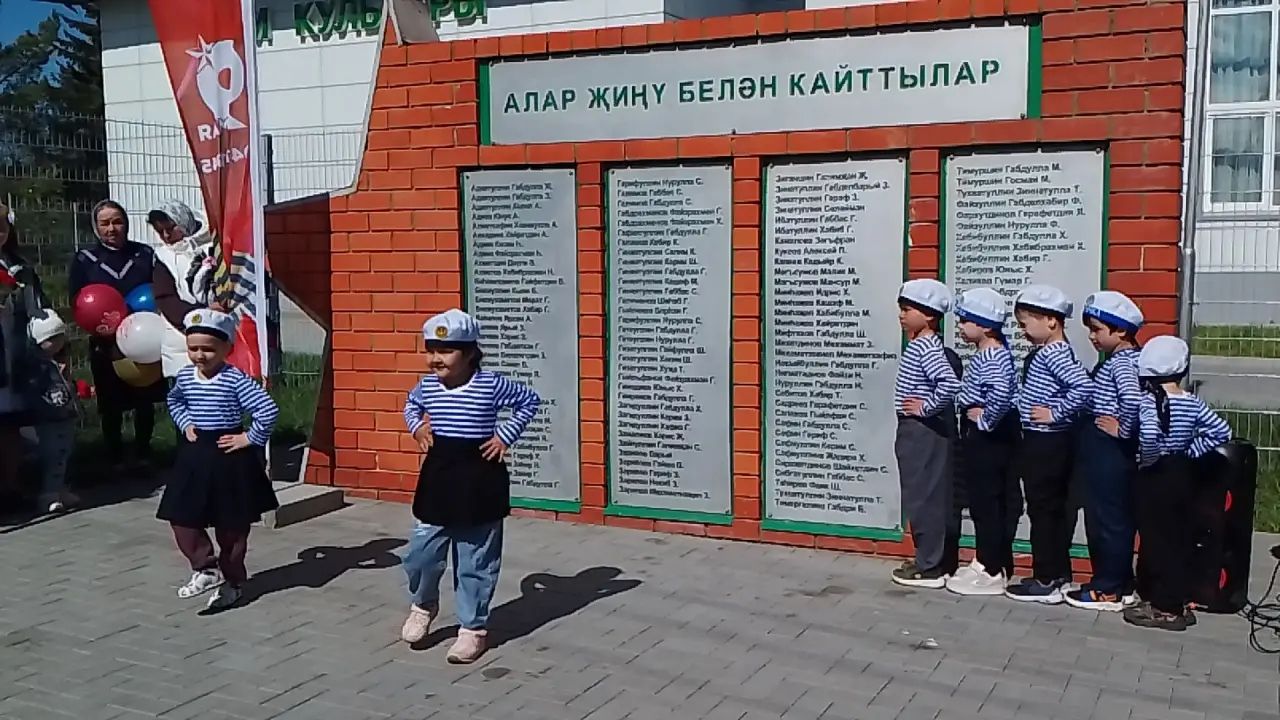 «Гөлчәчәк»  балалар бакчасына йөрүчеләр Олы Ачасырда «Батырлар онытылмый» дип исемләнгән әдәби-музыкаль чыгыш тәкъдим итте