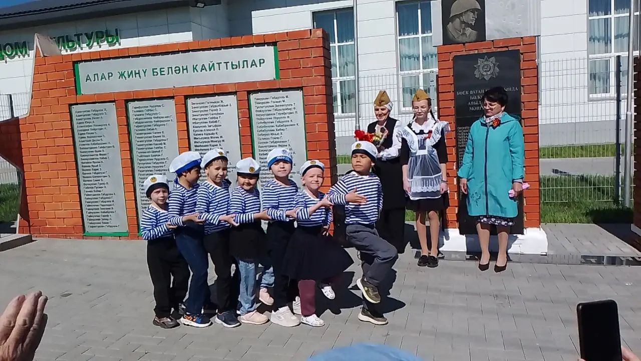 «Гөлчәчәк»  балалар бакчасына йөрүчеләр Олы Ачасырда «Батырлар онытылмый» дип исемләнгән әдәби-музыкаль чыгыш тәкъдим итте