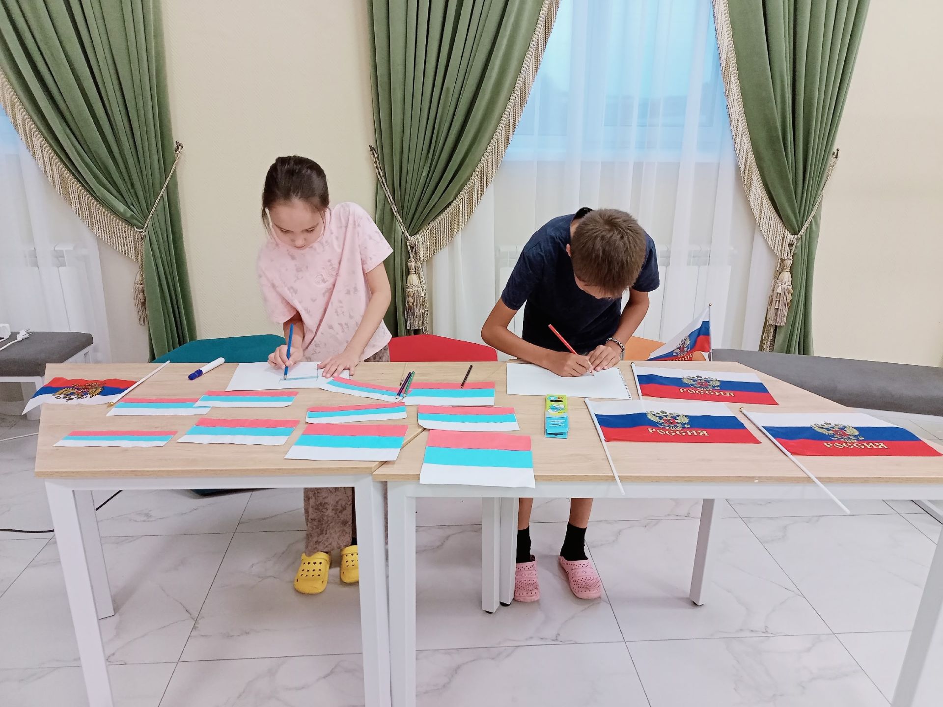 Олы Ачасырда «Россия флагы — бөек байрак» дип исемләнгән танып-белү сәгате үткәрелде