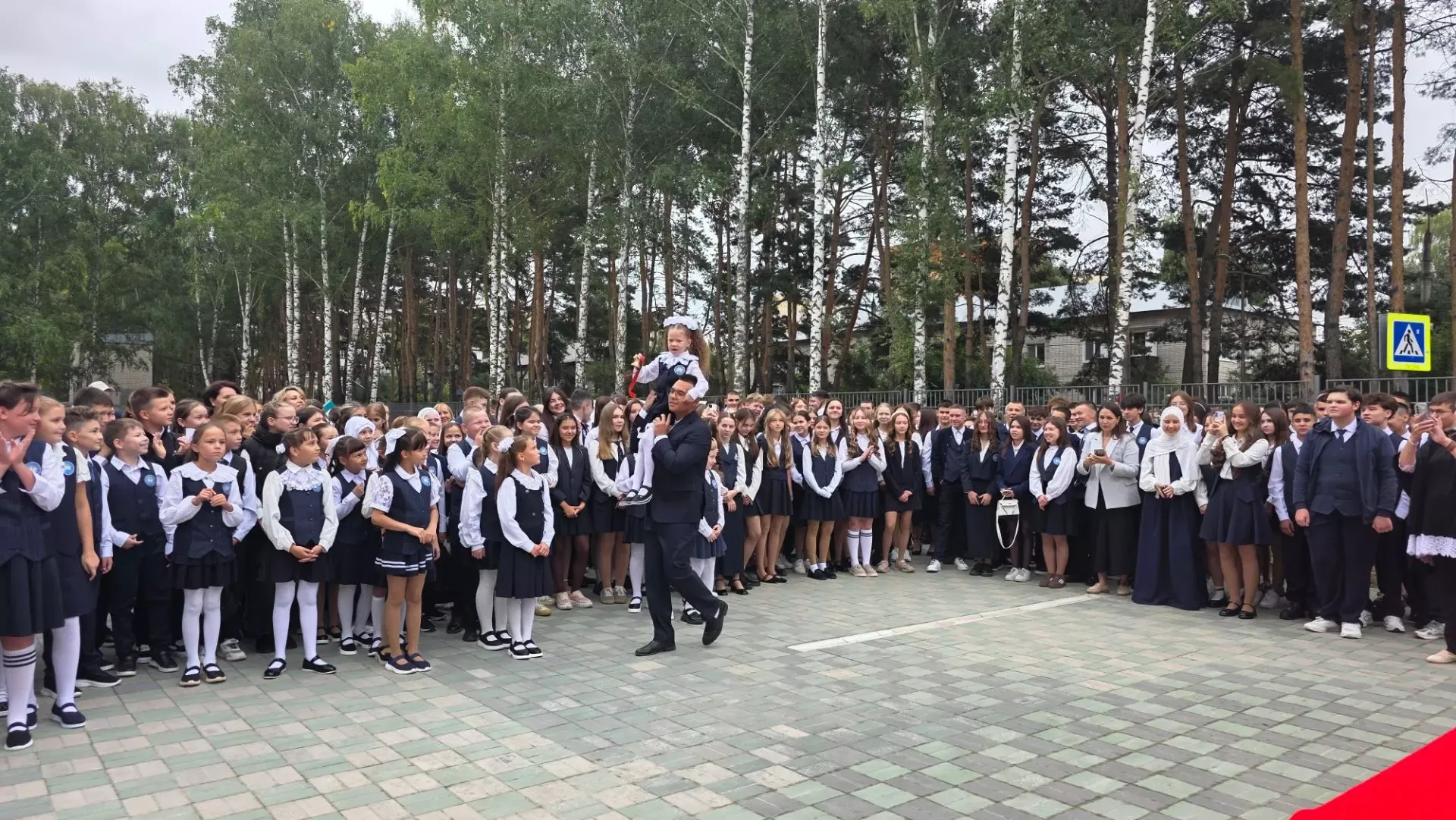 Осиново гимназиясендә «Белем көне»нә багышланган тантаналы линейка узды
