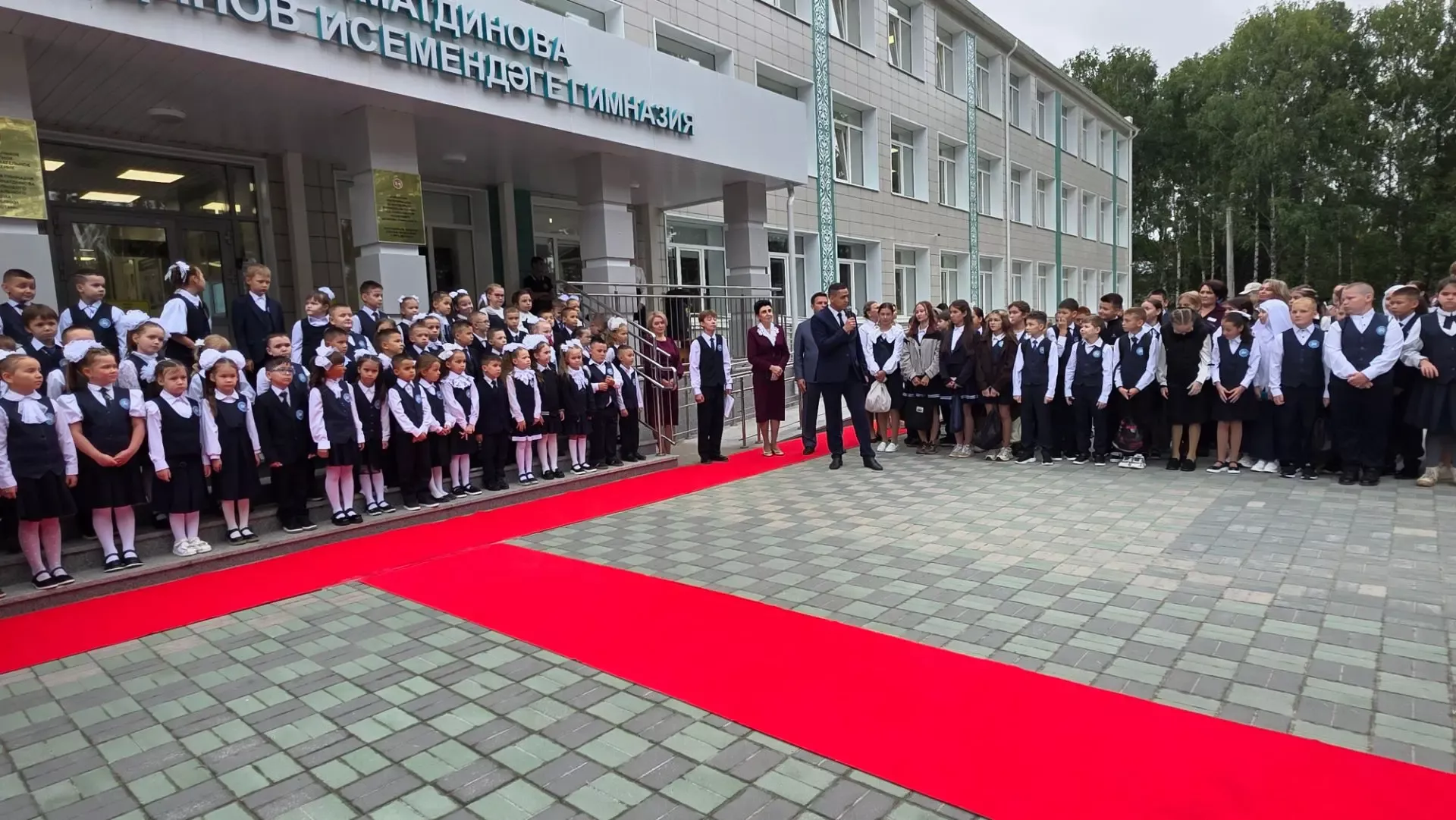 Осиново гимназиясендә «Белем көне»нә багышланган тантаналы линейка узды