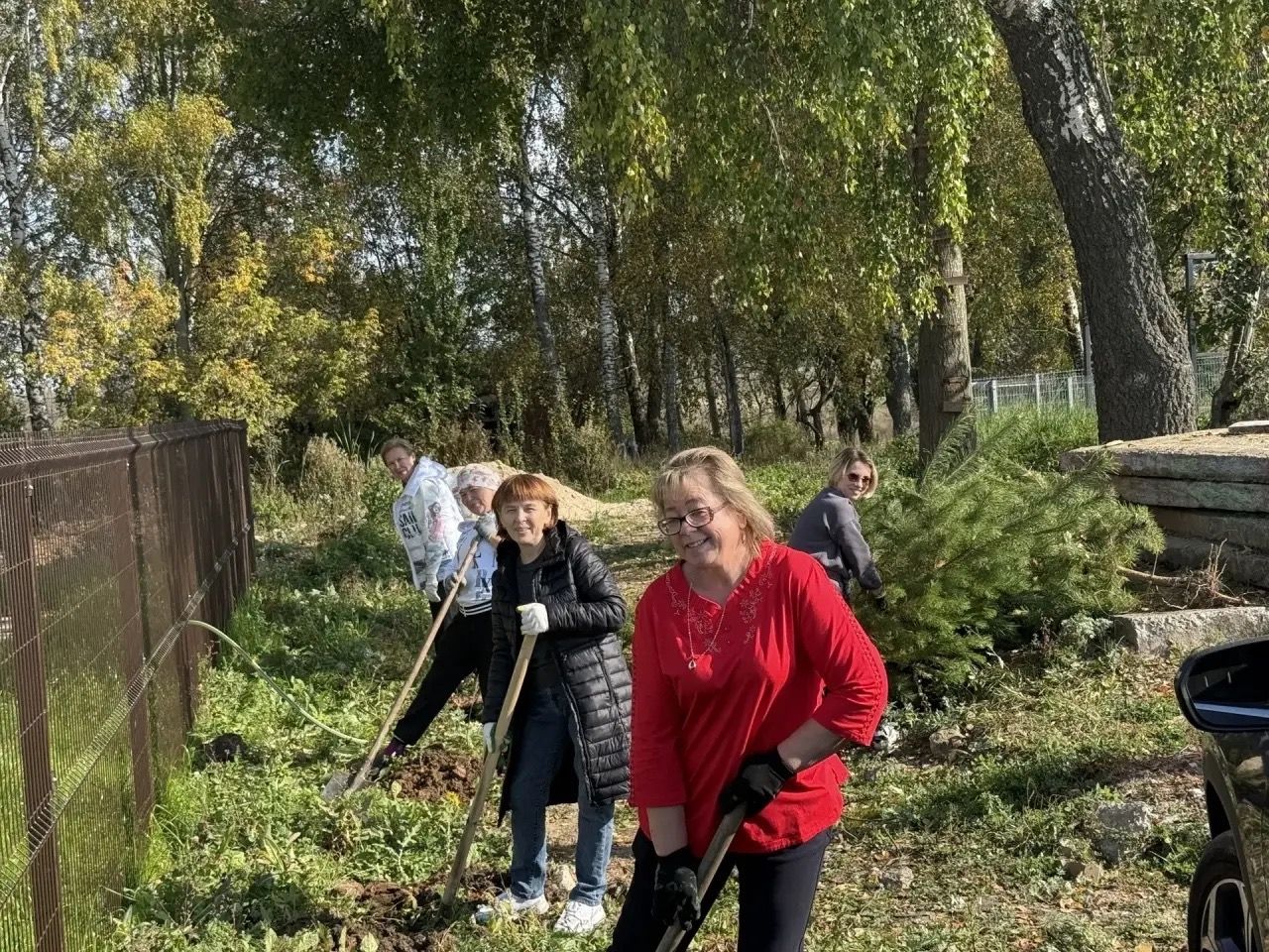 Олы Карагуҗа авылы җирле үзидарәсенә төзелгән яңа бина әйләнәсенә яшь наратлар утырттылар