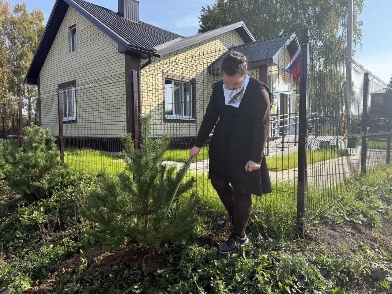 Олы Карагуҗа авылы җирле үзидарәсенә төзелгән яңа бина әйләнәсенә яшь наратлар утырттылар