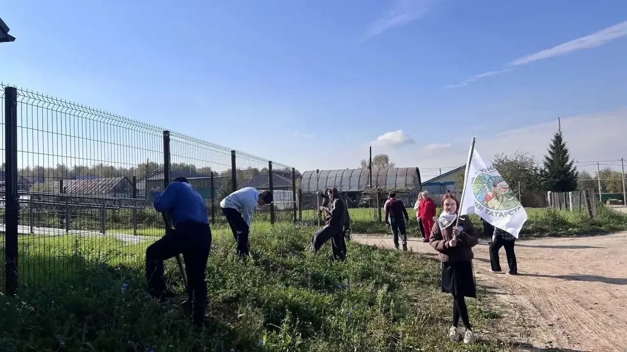 Олы Карагуҗа авылы җирле үзидарәсенә төзелгән яңа бина әйләнәсенә яшь наратлар утырттылар