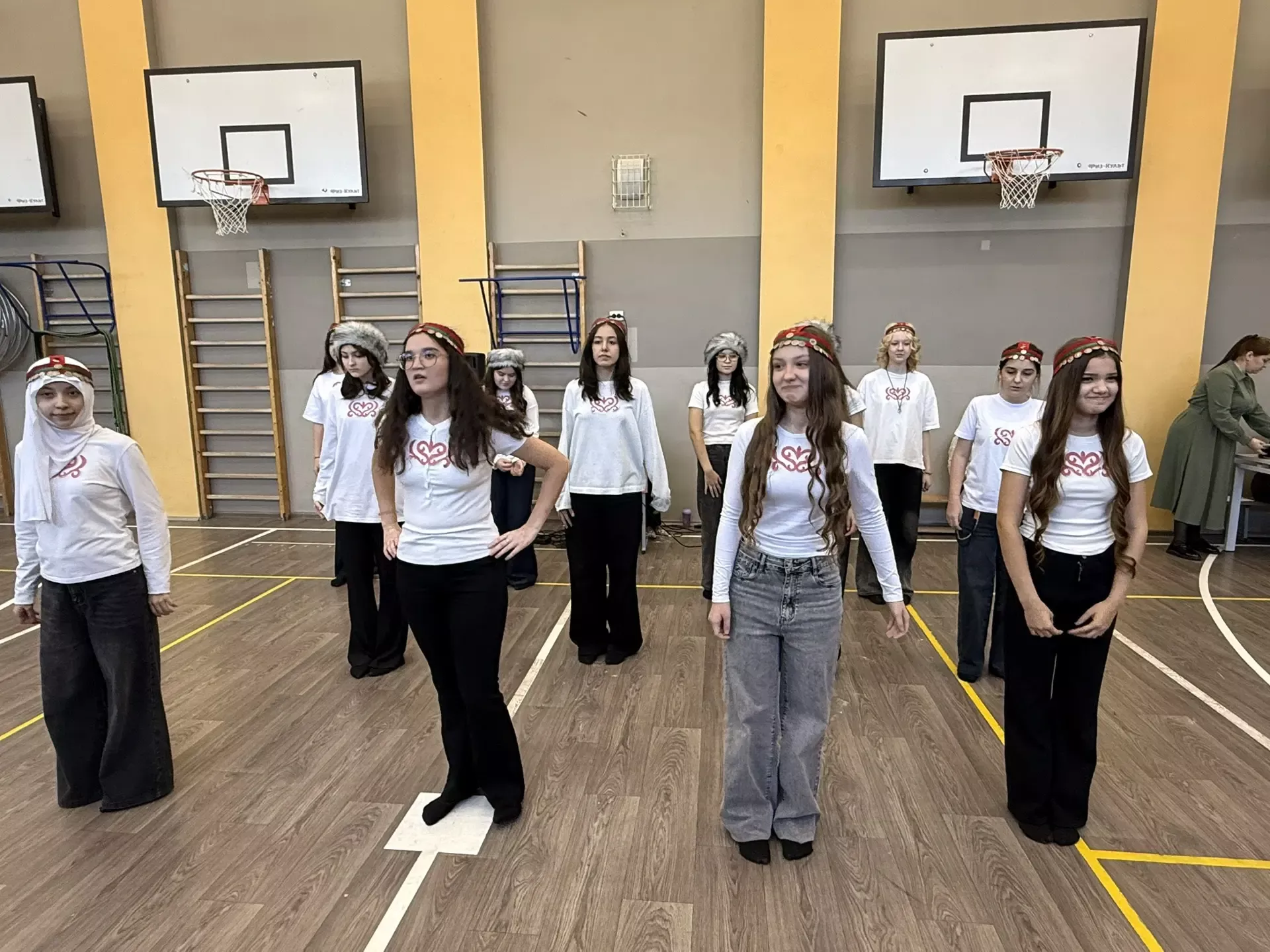 5нче гимназиядә Халыклар бердәмлеге көненә багышланган "Россия халыклары" темасына көзге бал