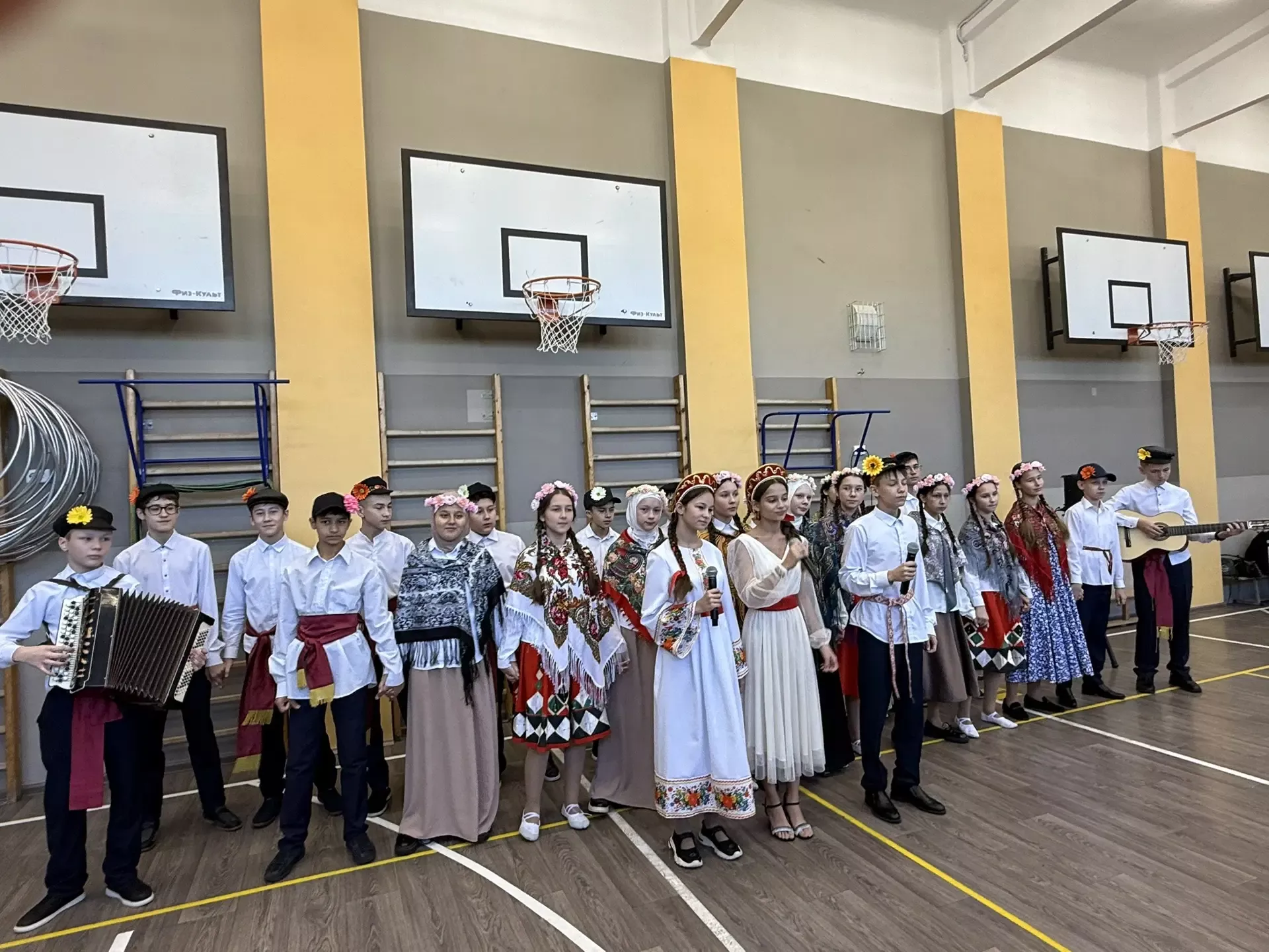 5нче гимназиядә Халыклар бердәмлеге көненә багышланган "Россия халыклары" темасына көзге бал