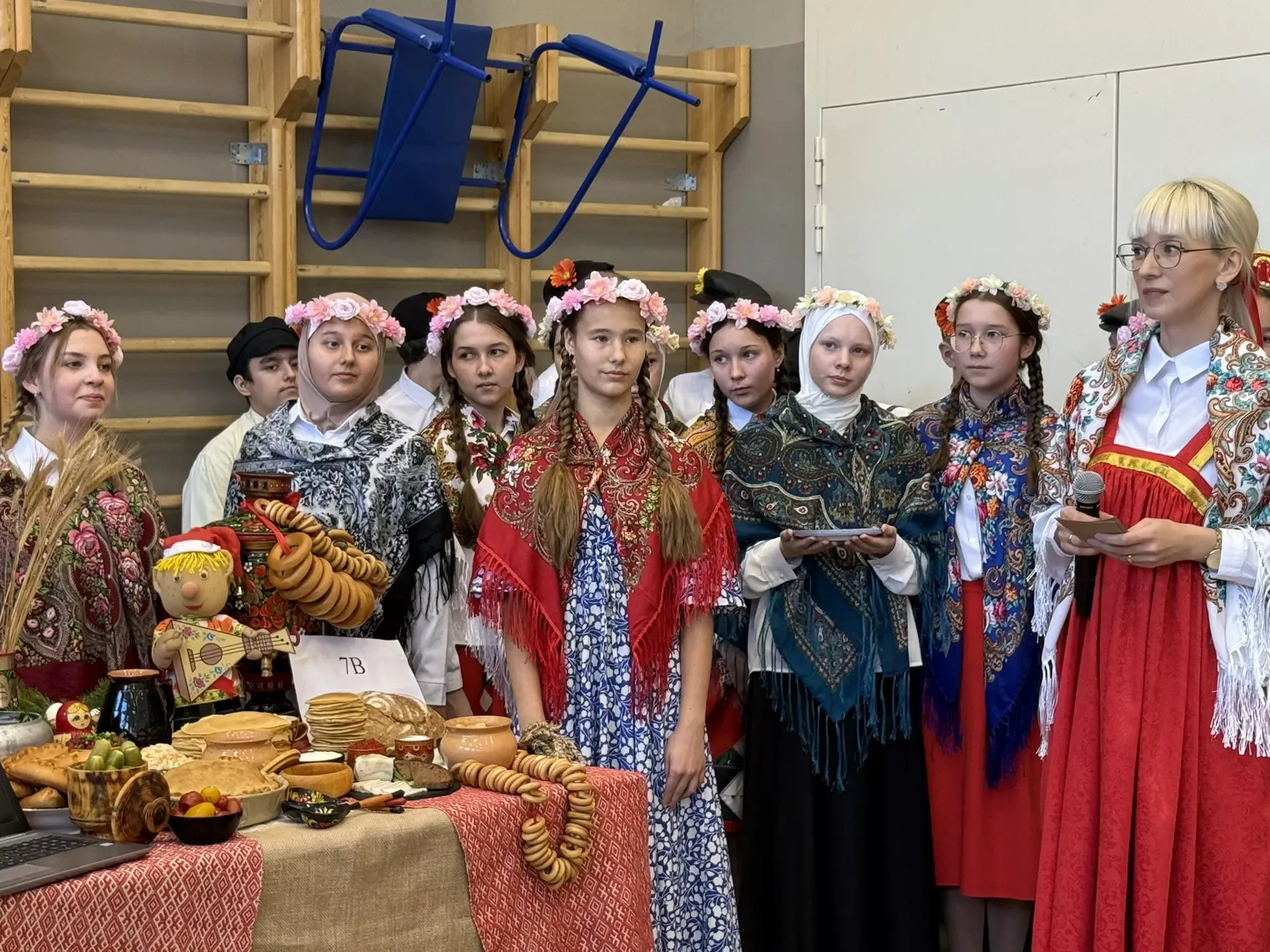 5нче гимназиядә Халыклар бердәмлеге көненә багышланган "Россия халыклары" темасына көзге бал