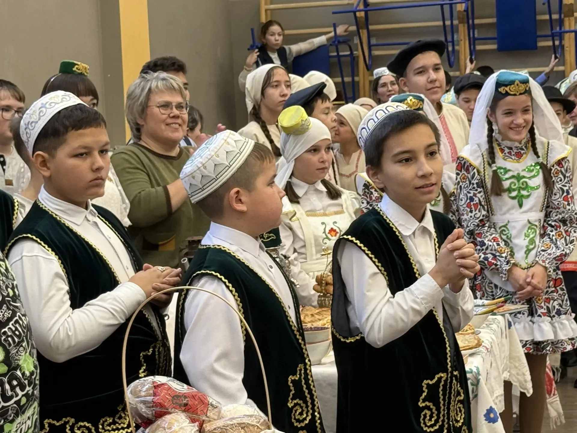 5нче гимназиядә Халыклар бердәмлеге көненә багышланган "Россия халыклары" темасына көзге бал