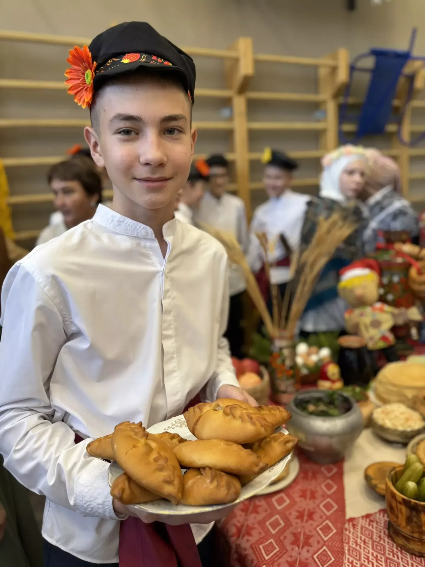 5нче гимназиядә Халыклар бердәмлеге көненә багышланган "Россия халыклары" темасына көзге бал