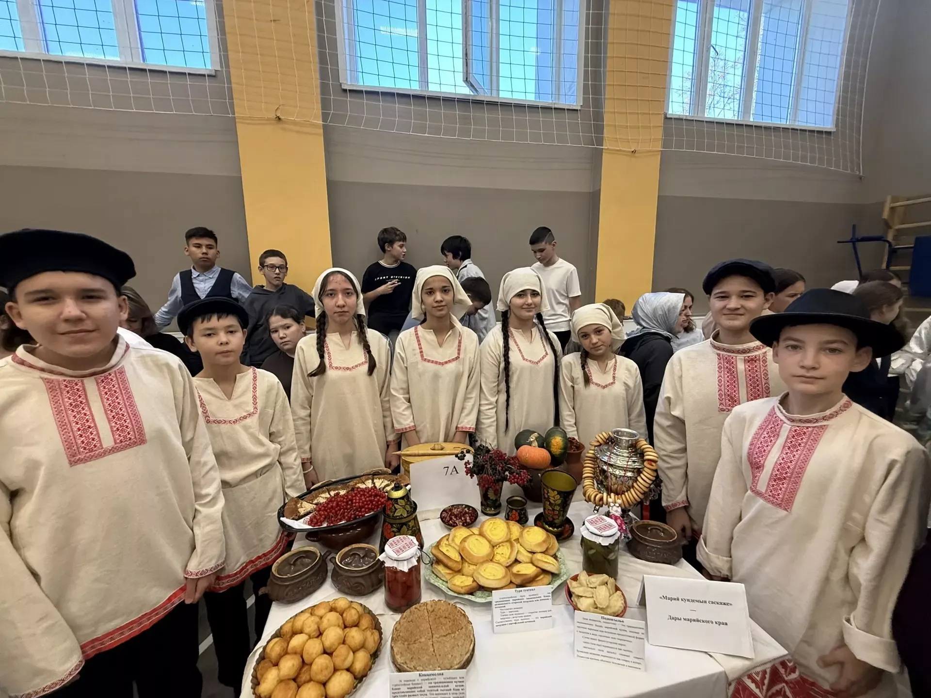 5нче гимназиядә Халыклар бердәмлеге көненә багышланган "Россия халыклары" темасына көзге бал