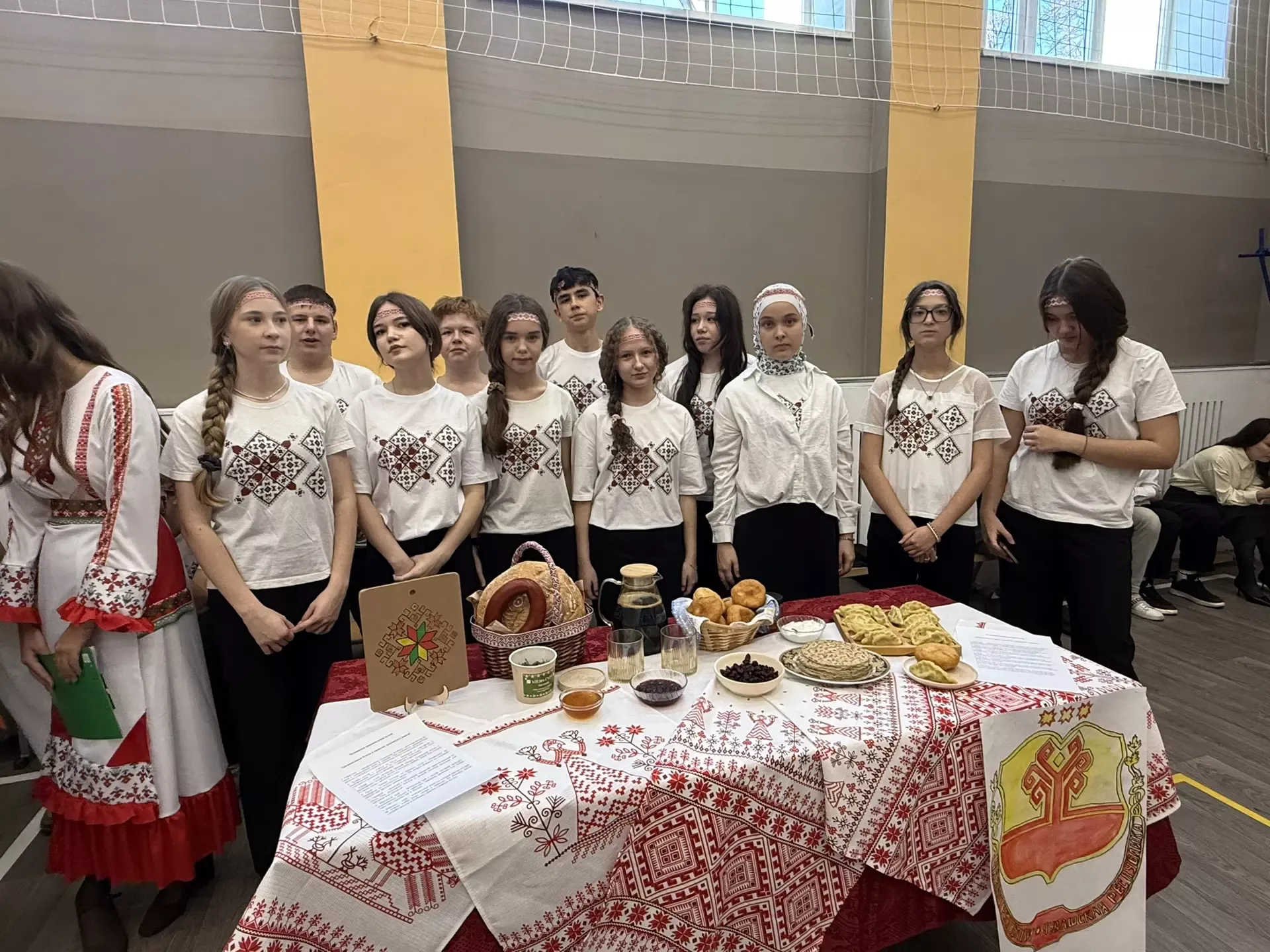 5нче гимназиядә Халыклар бердәмлеге көненә багышланган "Россия халыклары" темасына көзге бал