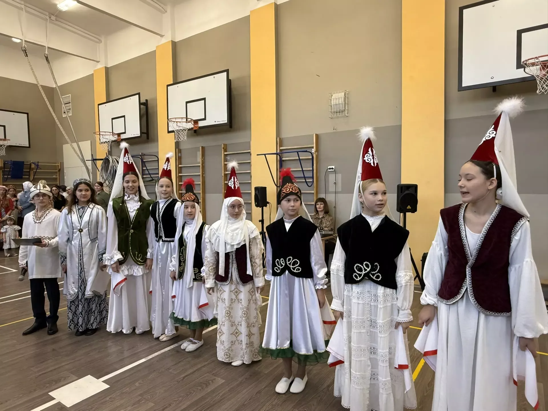 5нче гимназиядә Халыклар бердәмлеге көненә багышланган "Россия халыклары" темасына көзге бал