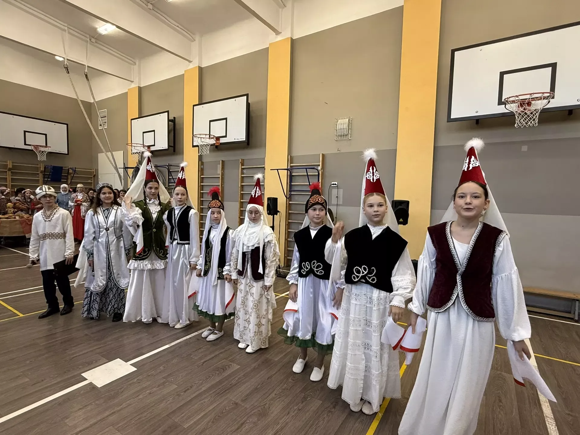 5нче гимназиядә Халыклар бердәмлеге көненә багышланган "Россия халыклары" темасына көзге бал