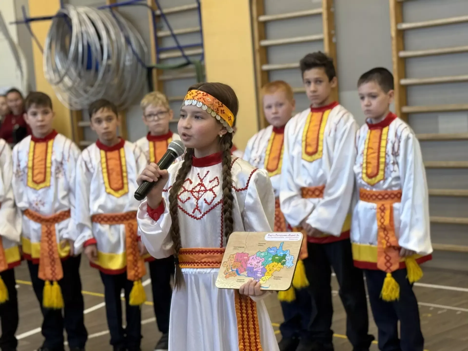 5нче гимназиядә Халыклар бердәмлеге көненә багышланган "Россия халыклары" темасына көзге бал
