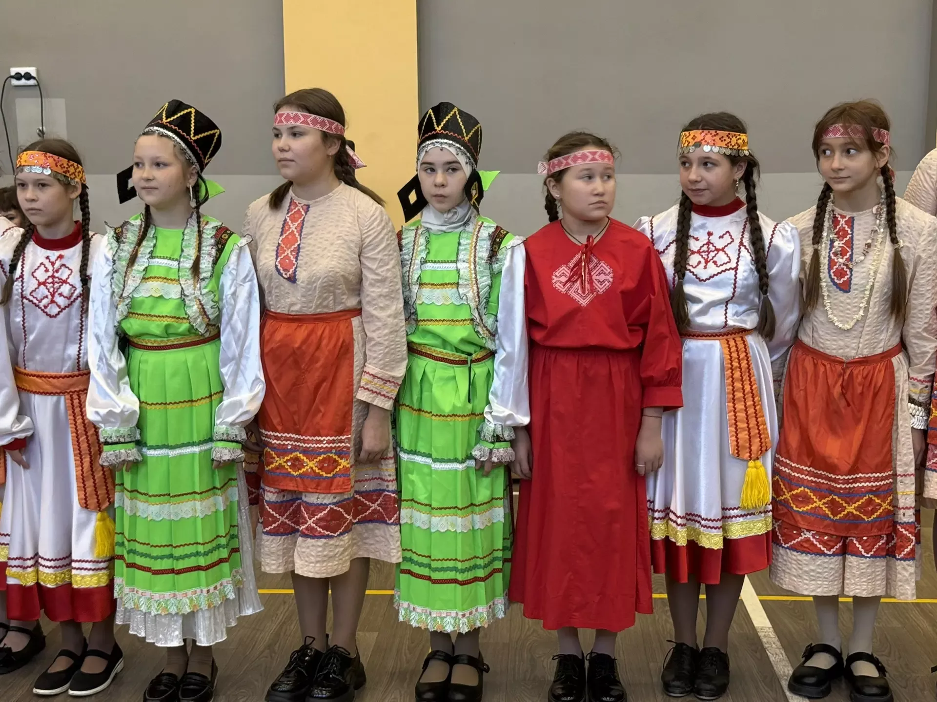 5нче гимназиядә Халыклар бердәмлеге көненә багышланган "Россия халыклары" темасына көзге бал