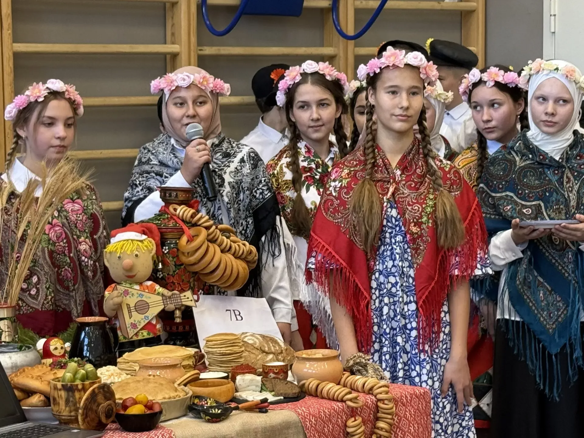 5нче гимназиядә Халыклар бердәмлеге көненә багышланган "Россия халыклары" темасына көзге бал