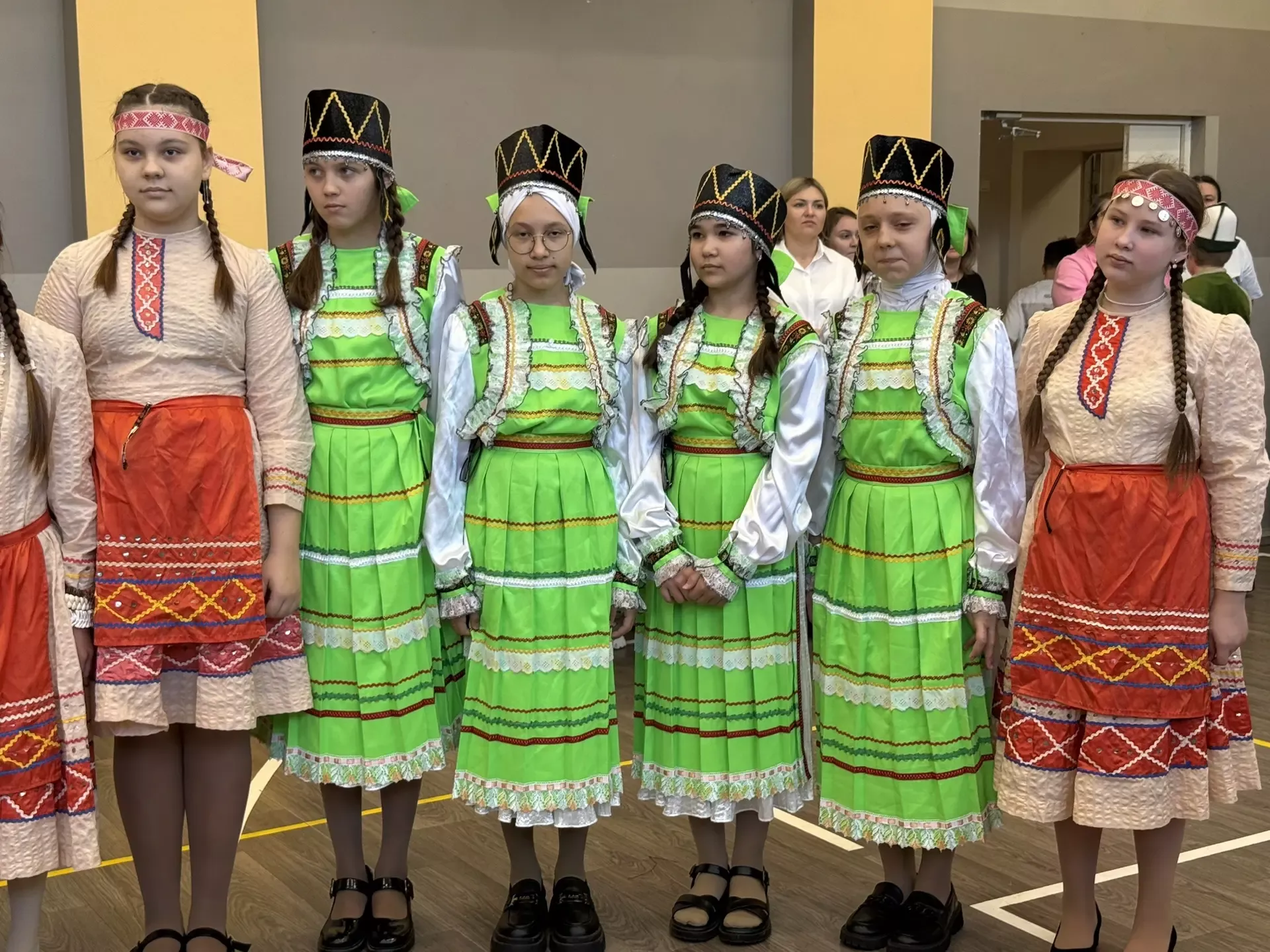 5нче гимназиядә Халыклар бердәмлеге көненә багышланган "Россия халыклары" темасына көзге бал
