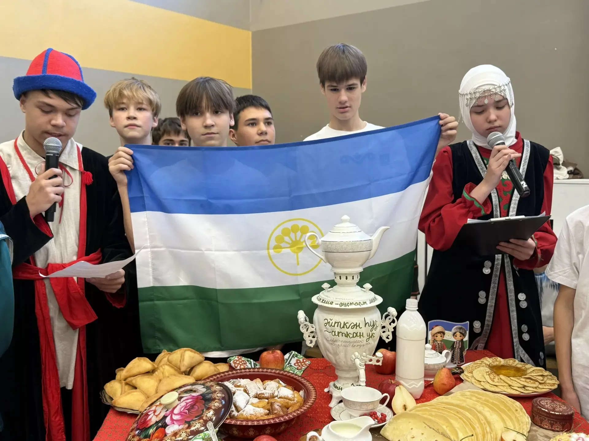 5нче гимназиядә Халыклар бердәмлеге көненә багышланган "Россия халыклары" темасына көзге бал