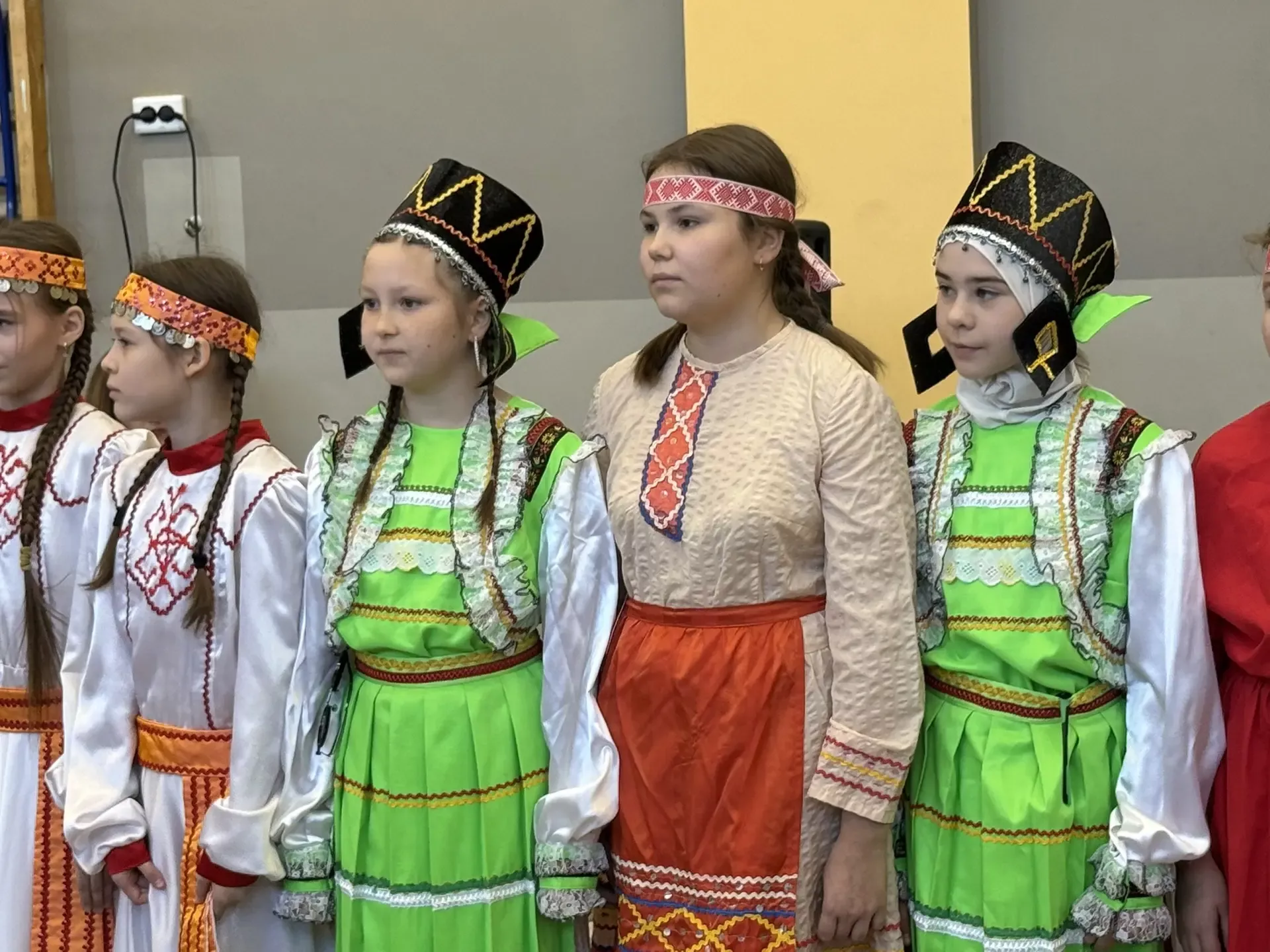 5нче гимназиядә Халыклар бердәмлеге көненә багышланган "Россия халыклары" темасына көзге бал
