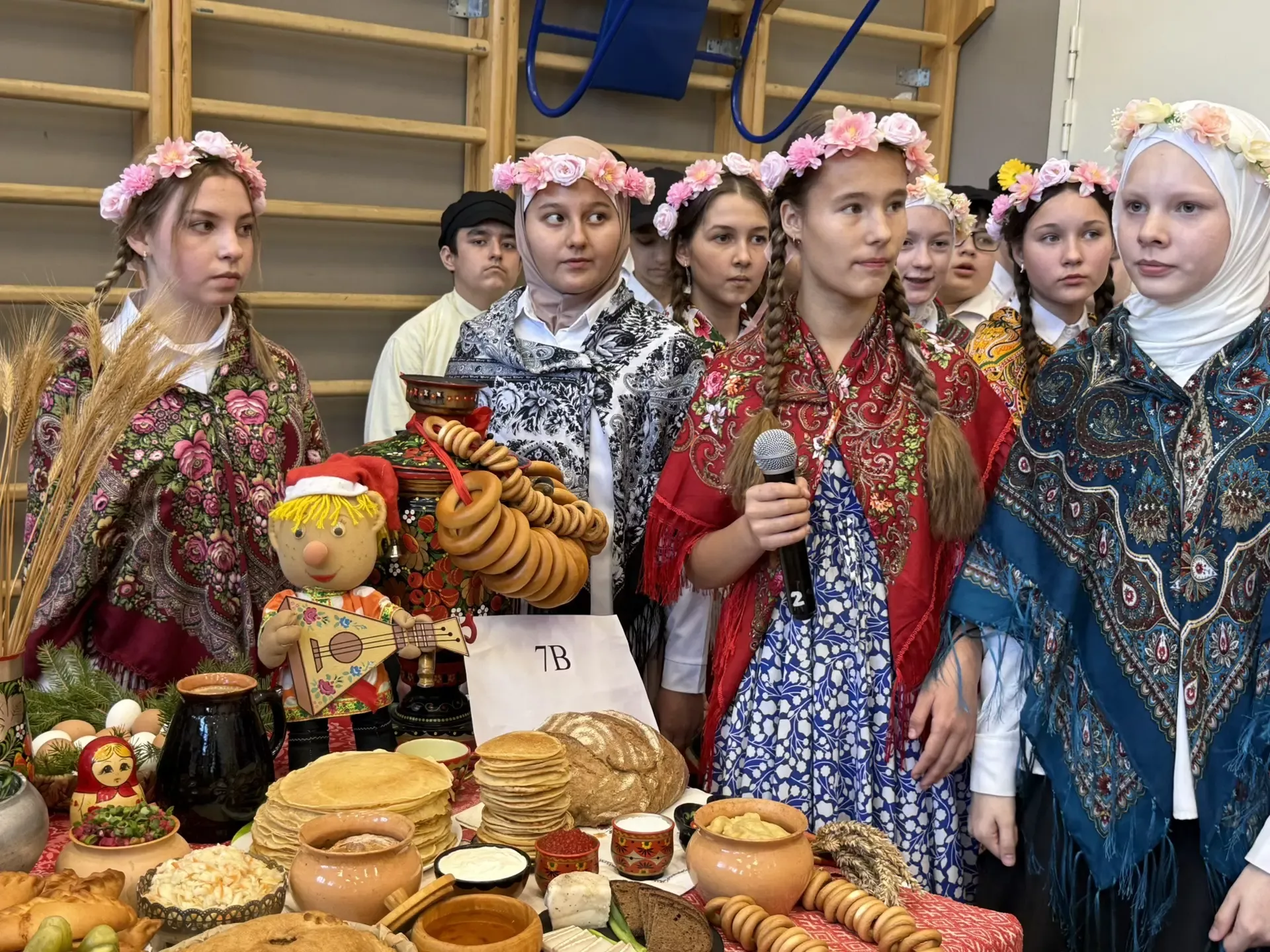 5нче гимназиядә Халыклар бердәмлеге көненә багышланган "Россия халыклары" темасына көзге бал