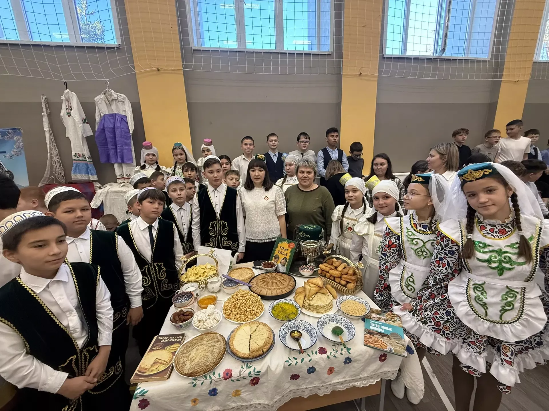 5нче гимназиядә Халыклар бердәмлеге көненә багышланган "Россия халыклары" темасына көзге бал