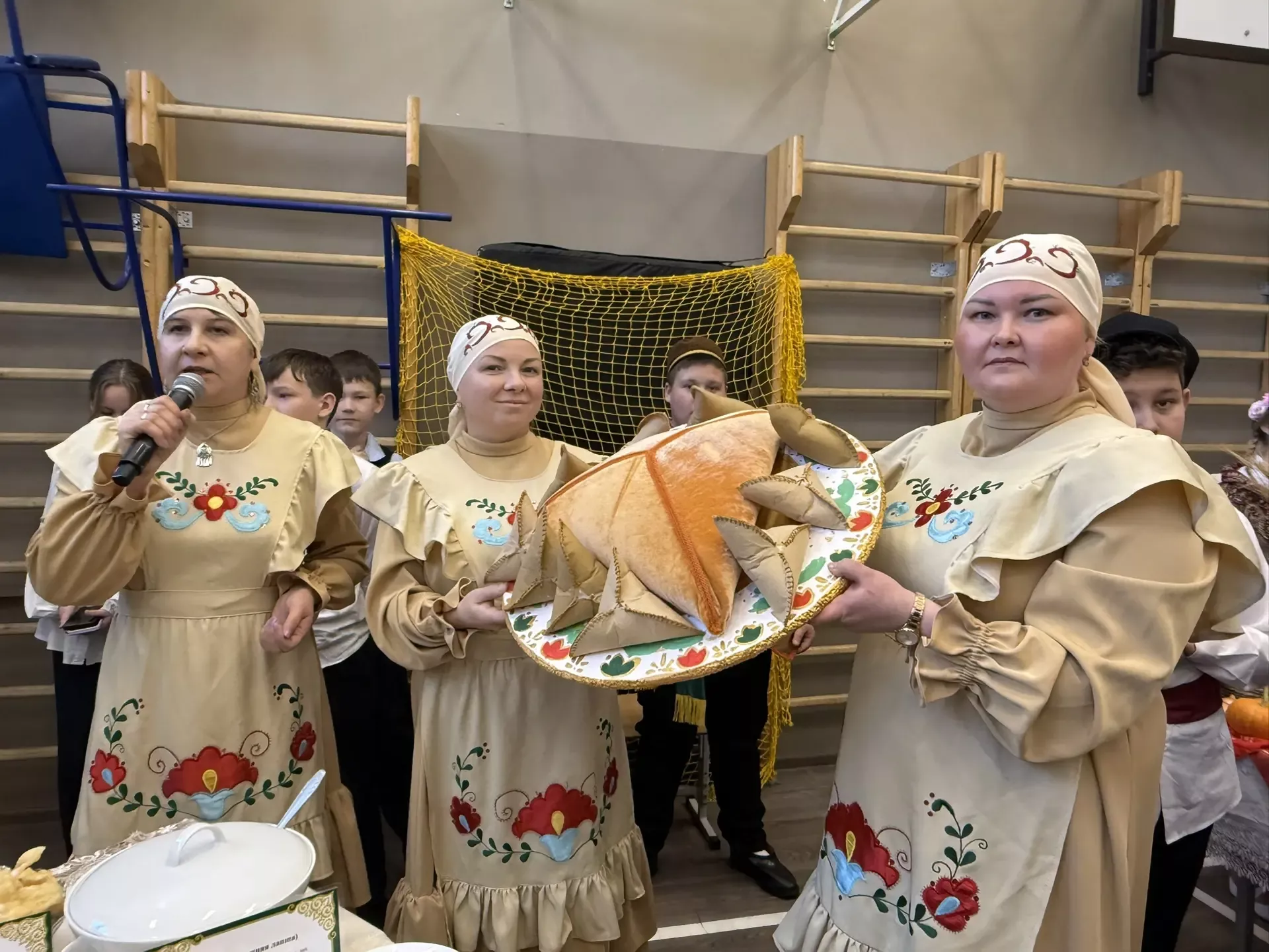 5нче гимназиядә Халыклар бердәмлеге көненә багышланган "Россия халыклары" темасына көзге бал