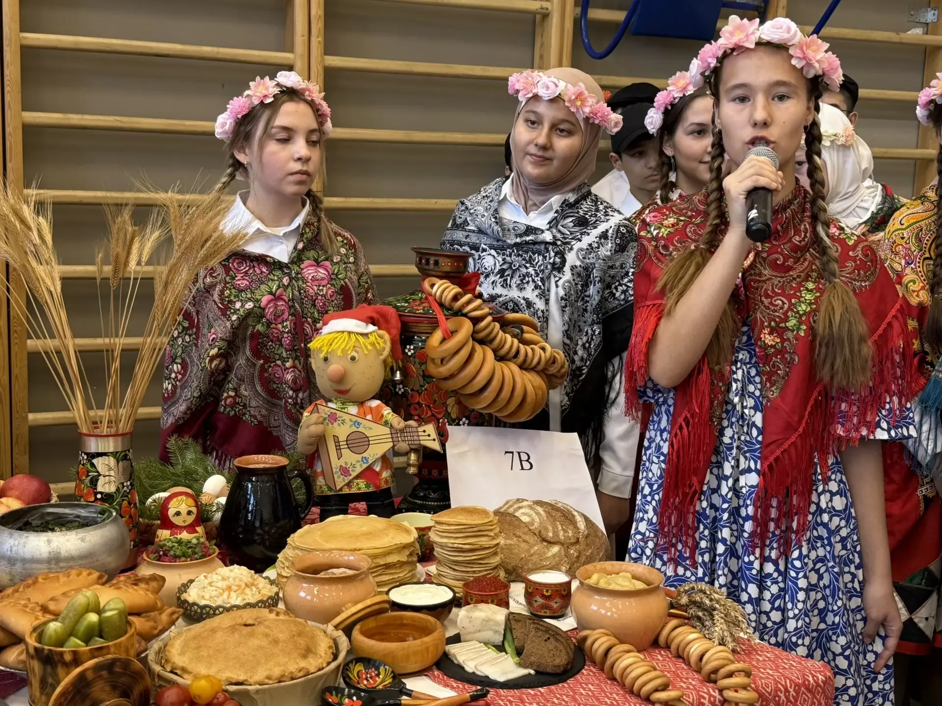 5нче гимназиядә Халыклар бердәмлеге көненә багышланган "Россия халыклары" темасына көзге бал
