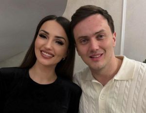 Марат Яруллин тамашачылар алдында Ильмира Нәгыймовадан көлгән