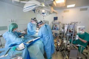 РКБда ЭКМО аппараты ярдәмендә беренче тапкыр кан тамырларына операция ясалды