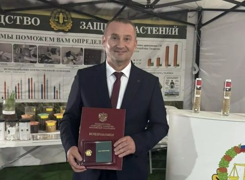 Яшел Үзән районы Россельхозүзәге бүлеге җитәкчесе Зөфәр Бургановка «Россия агросәнәгать комплексының мактаулы хезмәткәре» исеме бирелде.