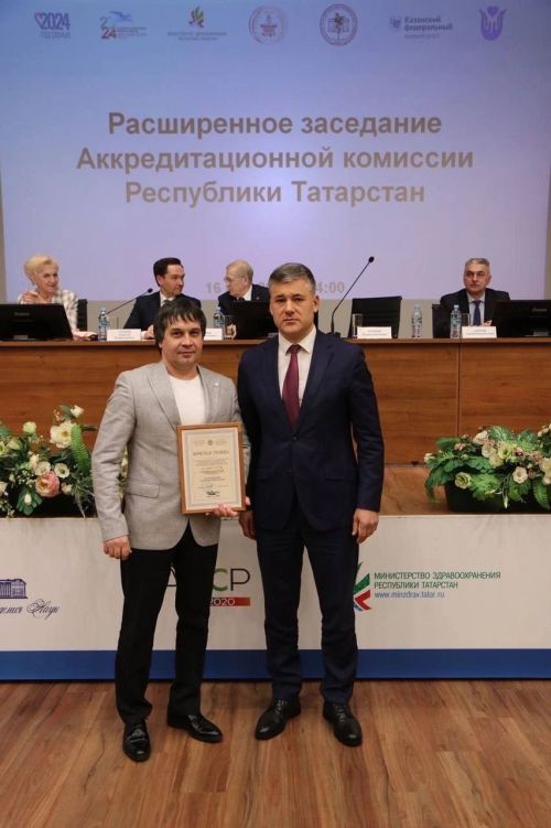 Яшел Үзән Район үзәк хастаханәсенең 1нче хирургия бүлеге мөдире Анатолий Комарницкий Мактау грамотасы белән бүләкләнде