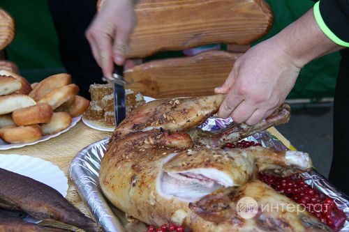 Саран хуҗабикә бәйрәмгә килгән туганнарын агулаган