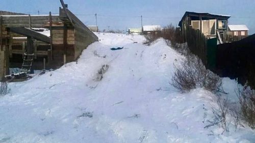 Кечкенә кыз бала авылда таудан шуганда һәлак була