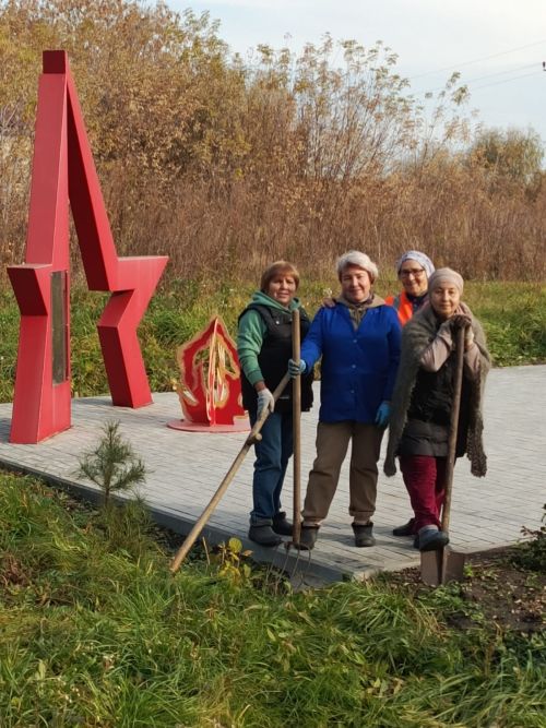 Рус Әҗәле авылында Бөек Ватан сугышында җиңү яулаган солдатларыбызга багышланган һәйкәл янында өмә узды
