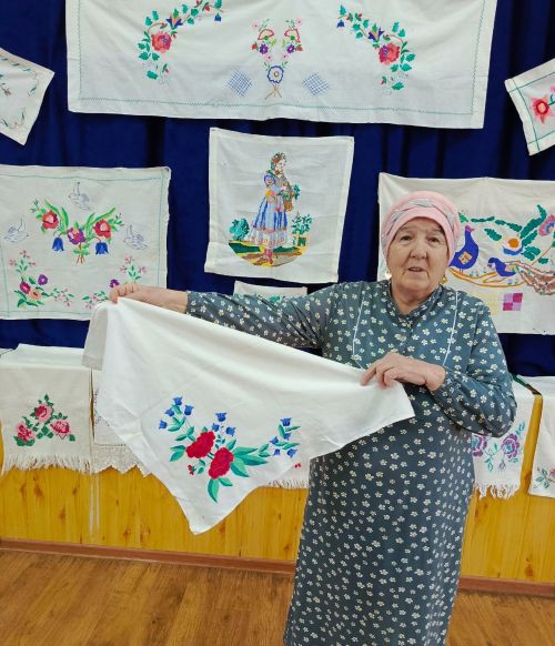 Яшел Үзән районы Олы Яке авылы мәдәният йортында «Халкыбызның күңел бизәкләре» дигән күргәзмә эшли