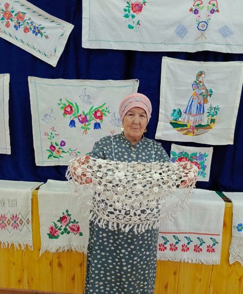 Яшел Үзән районы Олы Яке авылы мәдәният йортында «Халкыбызның күңел бизәкләре» дигән күргәзмә эшли