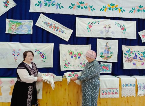 Яшел Үзән районы Олы Яке авылы мәдәният йортында «Халкыбызның күңел бизәкләре» дигән күргәзмә эшли