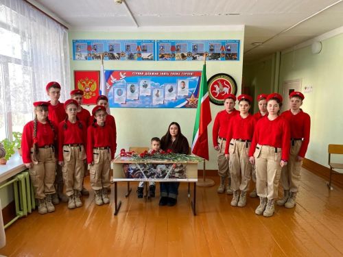 Батырлык үрнәге мәктәп түрендә: Олы Карагуҗа мәктәбе МХО һәлак булган якташлары истәлегенә «Геройлар партасы» ачты
