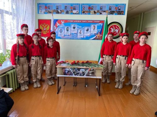 Батырлык үрнәге мәктәп түрендә: Олы Карагуҗа мәктәбе МХО һәлак булган якташлары истәлегенә «Геройлар партасы» ачты